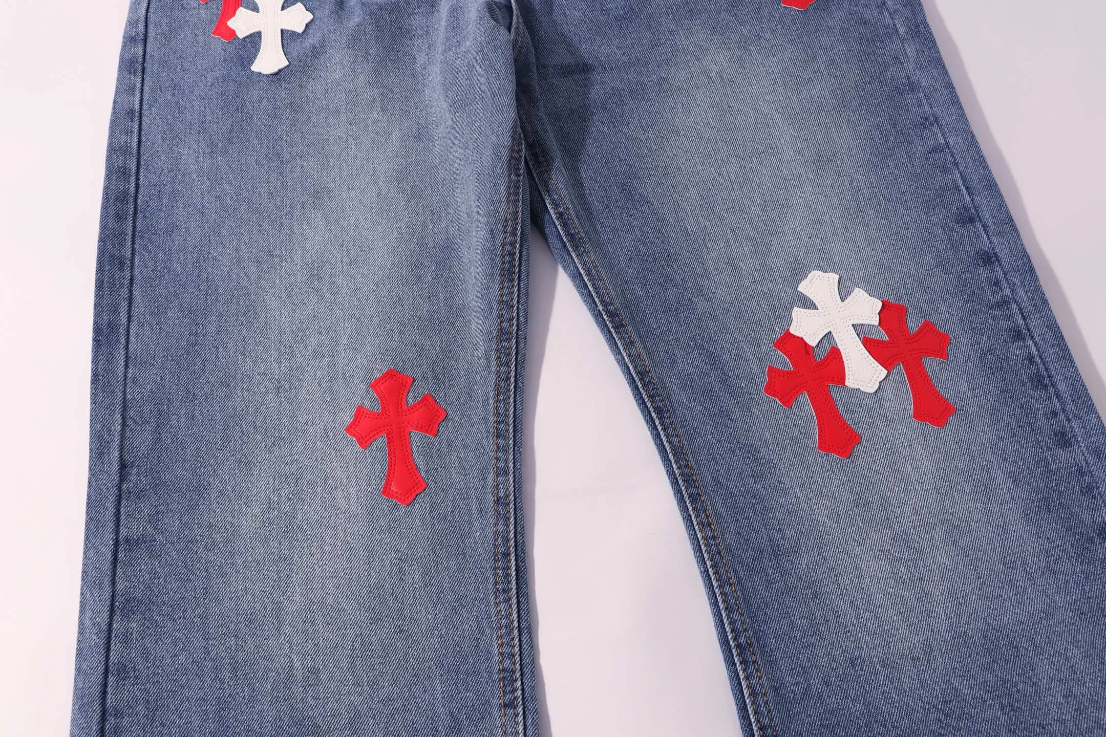 P260 Style No.: H907 Croxin & 𝐂𝐡𝐫𝐨𝐦𝐞 𝐇𝐞𝐚𝐫𝐭 ss25 blue pants red leather Sanskrit leather limited patchwork jeans. Styles with different washed textures are very friendly to people with thin legs. The slightly flared version perfectly modifies the leg shape. The timeless and moderate length makes it easy to match and match. It is the basis for various styles and is a must-have in your wardrobe! The fabric is stiff but also makes the upper body soft without losing texture. The washing process is even more perfect. It is a must-have item for everyone! ! ! Washed wheat, hang tag, pants label, three labels complete Color: blue Size: 28-30-32-34